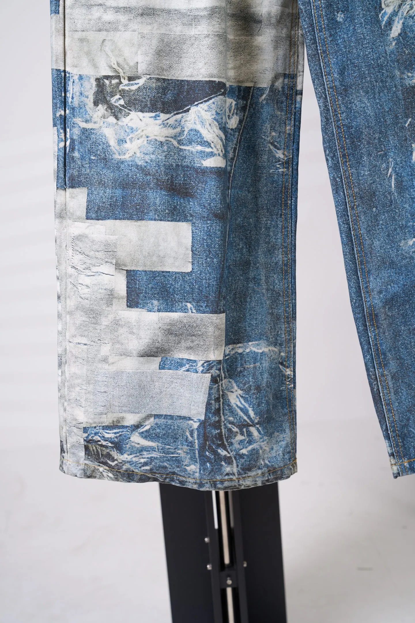[Real auction] Acne Studios trompe l'oeil print denim trousers [In Stock] S M L XL This pair of jeans is made of brushed denim, soft to the touch. The seasonal trompe l'oeil print shows floral patterns peeking out from under ripped jeans. These jeans have a relaxed fit with a mid-low rise and wide, loose legs.